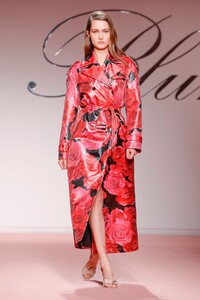 Blumarine-RTW-FW19-Milan-0908-1550811963.thumb.jpg.78bc25a9f6197656daf10dbeafd46988.jpg