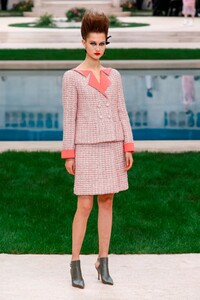 Chanel-Couture-SS19-Paris-2319-1548152469.thumb.jpg.6d79a7e8ab9ed349315e03ad090a7b0b.jpg