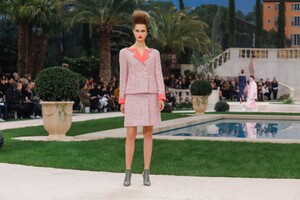 Chanel-Haute-Couture-SS19-0545-1548152466.thumb.jpg.f2c91c399a9b7e8006161cb2459bac21.jpg