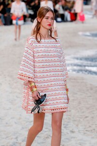 Chanel-RTW-SS19-Paris-5748-1538474255.thumb.jpg.8a1b50b59d147b86b04e0c8245bc2a10.jpg