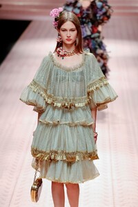 Dolce-Gabbana-RTW-SS19-Milan-0192-1537709682.thumb.jpg.0bb36cde5bf50403fe7299bb92dc68cc.jpg
