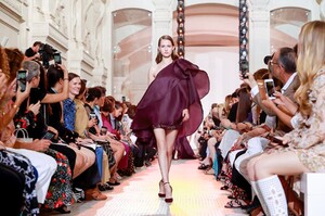 Elie-Saab-Couture-FW18-Paris-8354-1530709727.thumb.jpg.30db5f6143ce7558f6d32ca2bee31c05.jpg