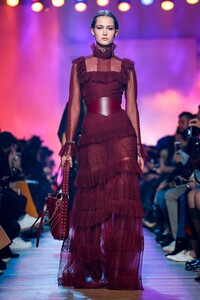 Elie-Saab-RTW-FW18-Paris-6397-1520087601.thumb.jpg.8757fee9dc64249bd08319d86548b516.jpg
