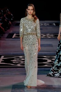 Georges-Hobeika-Couture-SS19-Paris-8246-1548078013.thumb.jpg.be14165dfd9b8d188dd42a379e136baa.jpg
