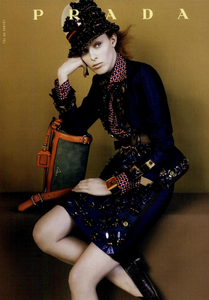 Meisel_Prada_Spring_Summer_2005_04.thumb.png.61be69cf56f58e78fd5f0ed4fd1c02d5.png