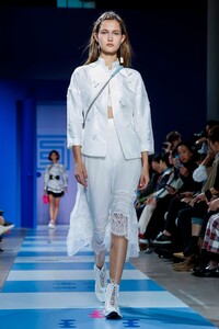 Shiatzy-Chen-RTW-SS19-Paris-4396-1538414736.thumb.jpg.17bdbfcb24bed381993eeb65f84cbb72.jpg