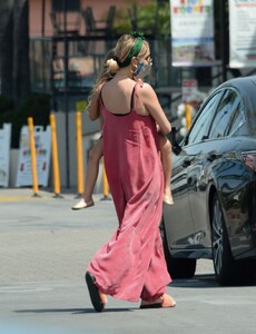 ashlee-simpson-out-in-la-05-06-2020-2.jpg