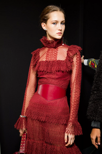 backstage-defile-elie-saab-automne-hiver-2018-2019-paris-coulisses-22.thumb.jpg.c44b0ca42f07423a468f507d850a301b.jpg