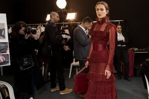 backstage-defile-elie-saab-automne-hiver-2018-2019-paris-coulisses-30.thumb.jpg.f0490afd3a3946ded143f9497229d338.jpg
