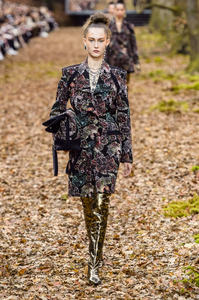 defile-chanel-automne-hiver-2018-2019-paris-look-36.thumb.jpg.804da3efe30526dd245ee9d9e46819d8.jpg