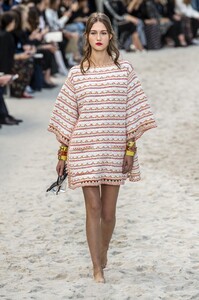 defile-chanel-printemps-ete-2019-paris-look-37.thumb.jpg.f10dd33b7705d575ea0518af98ca48e3.jpg