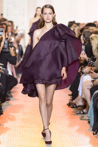 defile-elie-saab-automne-hiver-2018-2019-paris-look-14.thumb.jpg.87ee595bb4ab1fe4f4827e941dd74b3b.jpg