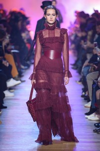 defile-elie-saab-automne-hiver-2018-2019-paris-look-34.thumb.jpg.2c96e34b2c3ac292685db1058523331b.jpg