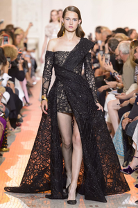defile-elie-saab-automne-hiver-2018-2019-paris-look-39.thumb.jpg.0aff3550ebe206803caef1877b06fd08.jpg