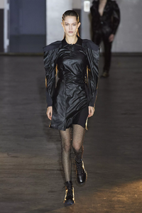 defile-koche-automne-hiver-2020-2021-paris-look-1.thumb.jpg.2eabf7b1cb213f56fd8ec0cc1ac9dc9a.jpg