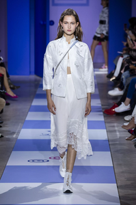 defile-shiatzy-chen-printemps-ete-2019-paris-look-24.thumb.jpg.d48e4aa9ea3af7b84fb9aa952a5979d0.jpg