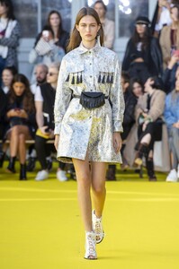 defile-victoriatomas-printemps-ete-2019-paris-look-19.thumb.jpg.d760d81c877c08f08ceee9f9469ec267.jpg