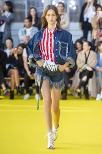 defile-victoriatomas-printemps-ete-2019-paris-look-3.thumb.jpg.1439885833e9b220bc6724b7cc8d9c3a.jpg