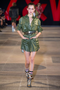 defile-zadig-amp-voltaire-printemps-ete-2019-paris-look-9.thumb.jpg.89c210cc67adff75b9c70698964d3e00.jpg