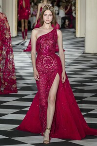 defile-zuhair-murad-automne-hiver-2018-2019-paris-look-17.thumb.jpg.c2c1b6e816c418d89bb8cbddd5a3cd8d.jpg
