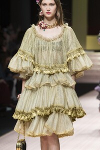 detail-defile-dolce-amp-gabbana-printemps-ete-2019-milan-detail-300.thumb.jpg.db2a89aba037a86545846349dc18e9d2.jpg