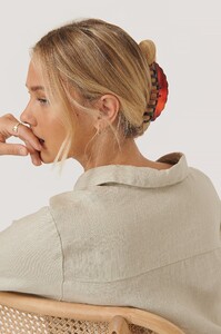 nakd_big_rounded_hairclip_1015-002913-0017_01l_r.jpg