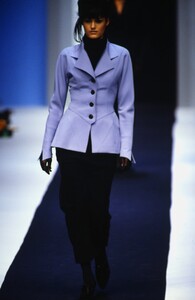 1108983274_karl-lagerfeld-fw-1992(4).thumb.jpg.ec4a2d8466b0e3e634c195442772ae6b.jpg