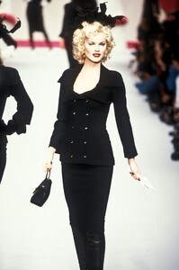 1580854046_Chanel1995WomenRTW88.thumb.jpg.3fe0f7107e1b57dfb196cf13c82da2ea.jpg
