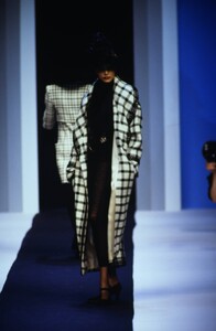 1997156730_karl-lagerfeld-fw-1992(3).thumb.jpg.83c7636d0992942910ecedd043ece45e.jpg