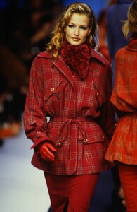 2042971279_karl-lagerfeld-fw-1992(3).thumb.jpg.304bc4bce5eac563e050ba222dac0d33.jpg