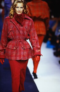 2140729070_karl-lagerfeld-fw-1992(2).thumb.jpg.e5174d1ce99fd72da0f99571ba043331.jpg