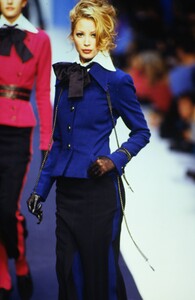 683477264_karl-lagerfeld-fw-1992(9).thumb.jpg.3c819adaafab78fe84a26b66fabf304a.jpg
