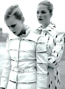 Moore_Vogue_Italia_November_2000_06.thumb.png.c55e8d812bcec4da88fba9f9fb25144a.png