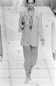 giorgio-armani-spring-1994-ready-to-wear-runway-show-shutterstock-editorial-10453729es.jpg
