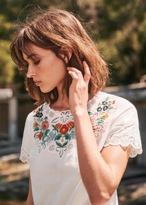 oda-blouse-ecru_multico_embroidery-kzlatrq4mbm9bto0n4p3.jpg