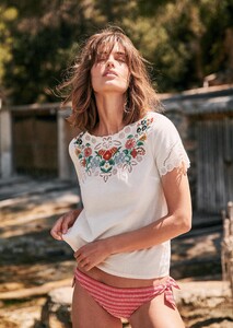 oda-blouse-ecru_multico_embroidery-rci5957czx2i21i1yc7d.jpg