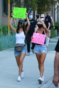 victoria-justice-and-madison-reed-join-a-protest-in-los-angeles-06-03-2020-1.thumb.jpg.4c07ffb469372fa3866d3a1554d32756.jpg