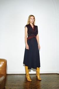 00012-Victoria-Beckham-Pre-Fall-2020.thumb.jpg.540b2905353eae7d0d2e6d1014f7eb32.jpg