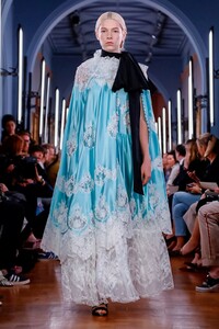 1284804436_Erdem-RTW-SS19-London-5764-1537184224(1).thumb.jpg.a5c0aacbe5d7815427b6129055112b7a.jpg