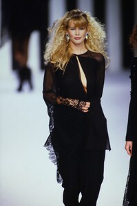 697193280_claudia-valentino-fw-1994(1).thumb.jpg.d967261a81b4c58989aaa2f33a574e54.jpg