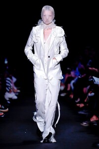 Ann-Demeulemeester-RTW-SS19-Paris-5760-1538051628.thumb.jpg.e84476730f630fd6bfb5f9d3fc22a949.jpg