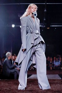 Gareth-Pugh-RTW-SS19-London-3498-1537036888.thumb.jpg.8326ff4d2ab832c3cda8ada465c6b244.jpg