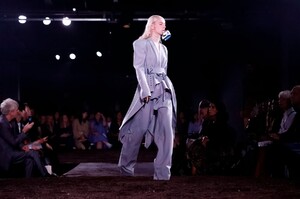 Gareth-Pugh-RTW-SS19-London-3539-1537036964.thumb.jpg.70abbf078ee94880950d7817e09fe74b.jpg