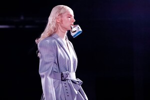 Gareth-Pugh-RTW-SS19-London-3540-1537036965.thumb.jpg.8f47d05cab23f3b59de76e5bd77f8ac2.jpg