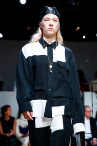 JW-Anderson-Men-Women-RTW-SS19-London-7117-1537025610.thumb.jpg.a1dd328923119f50eb67bc30f6d27ff3.jpg
