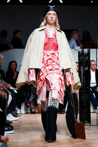 JW-Anderson-Men-Women-Women-RTW-SS19-London-7032-1537025372.thumb.jpg.3bc6a1b5ff342f172f45fc70f49eb9bb.jpg