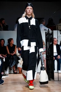 JW-Anderson-Men-Women-Women-RTW-SS19-London-7116-1537025608.thumb.jpg.69129a5ea14e918ffe64da55b577e8ed.jpg
