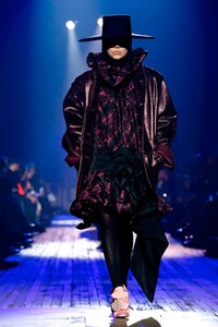 Marc-Jacobs-RTW-FW18-NY-0327-1518631926.thumb.jpg.b3c60b9658f8e7a61ff8d20a9b7f8caa.jpg