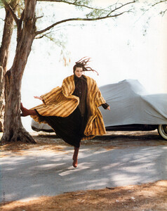 Michele_Hicks_1993_11_Vogue_It_Ph_Walter_Chin_003.thumb.jpg.930c701876cb133032f372ffe2cf489d.jpg