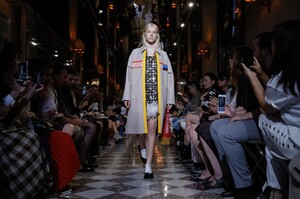 Miu-Miu-Cruise-2019-Paris-5145-1527709956.thumb.jpg.d4feb92ed281e1e5fc1fd9734d7ed9ae.jpg